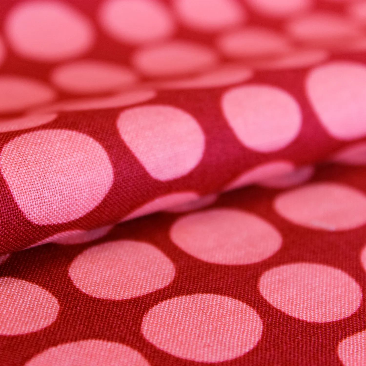 Katoen rood met roze bollen